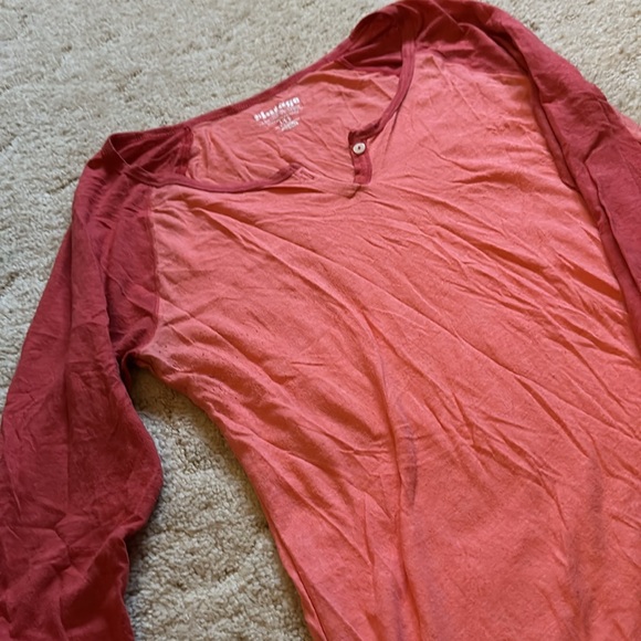 Old Navy Baseball Tee in Orange and Red. - Picture 5 of 7